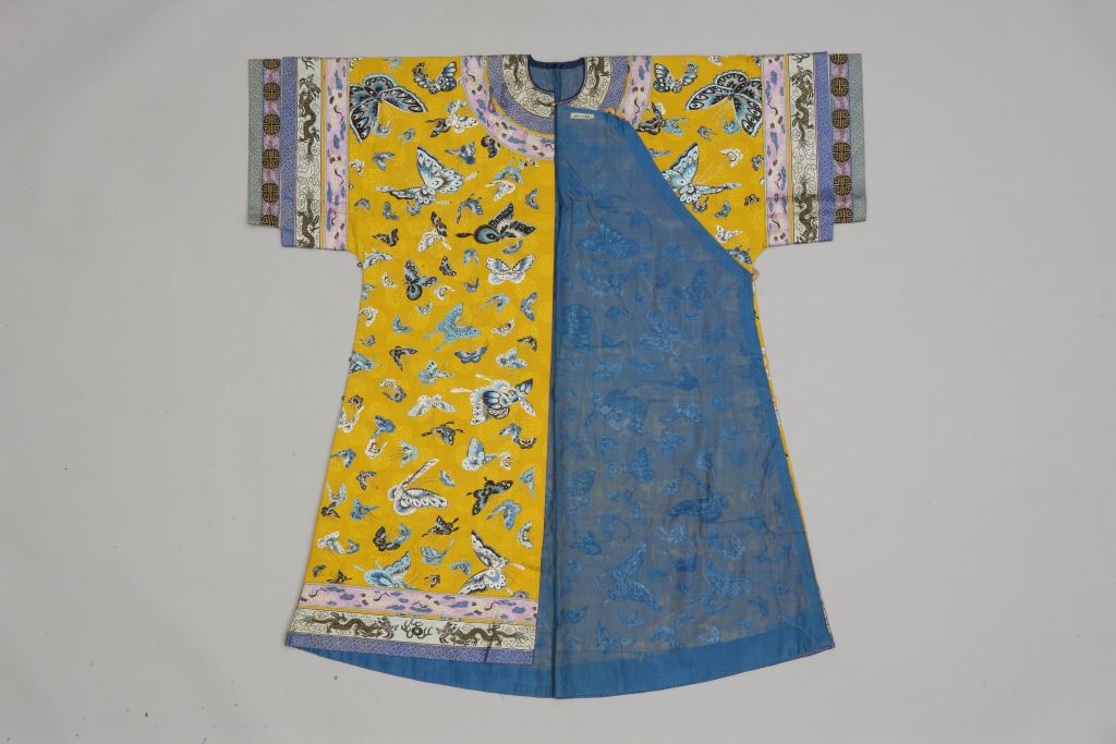 图片[2]-Bright Yellow Silk Embroidery Three Blue Hundred Butterfly Pattern Clip Shirt-China Archive